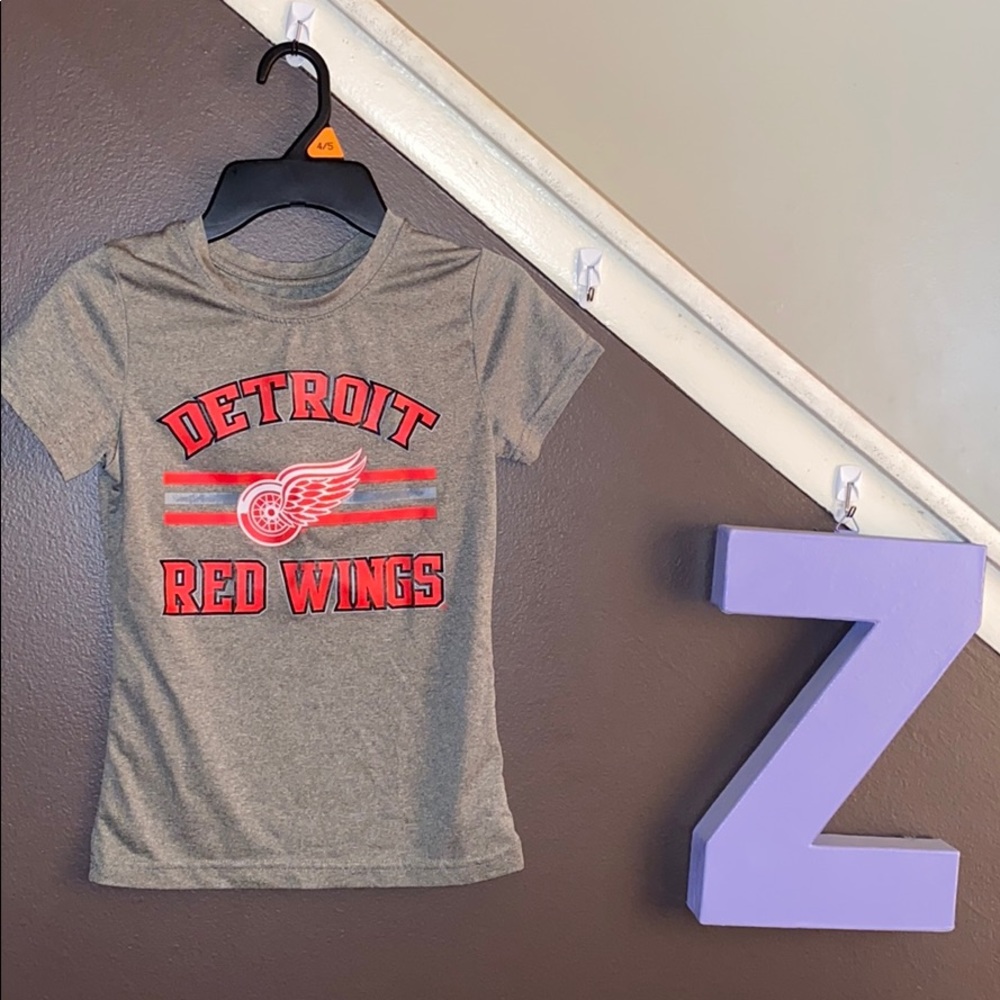 BOGO💙💙 Boys 7/8 Detroit Red Wings tshirt